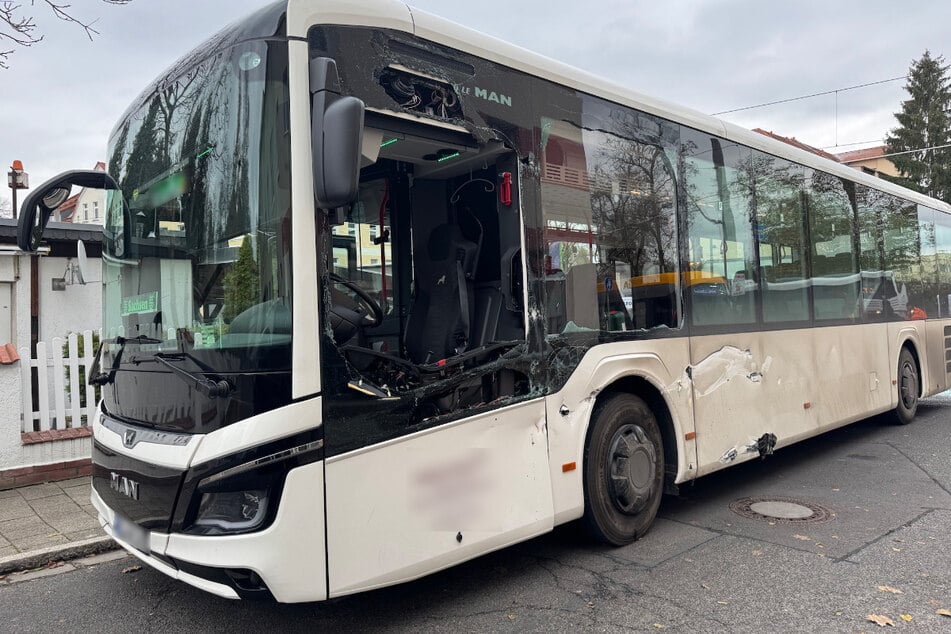 Zwei große Scheiben des Busses wurden zerstört.