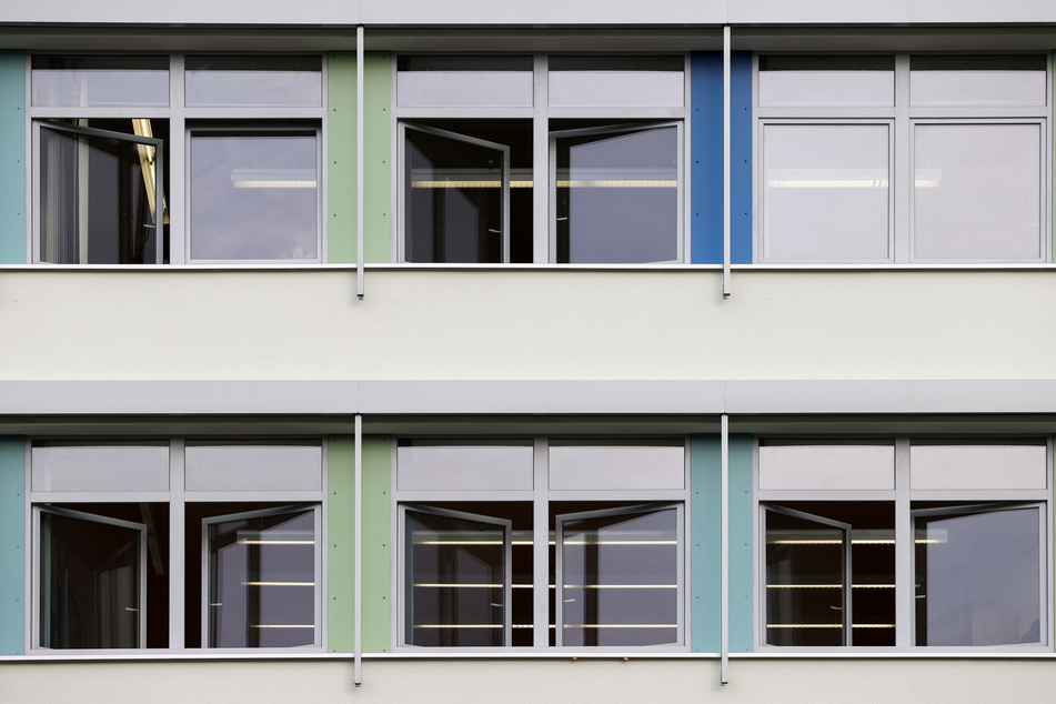 An Schulen müssen regelmäßig die Fenster zum Lüften geöffnet werden.