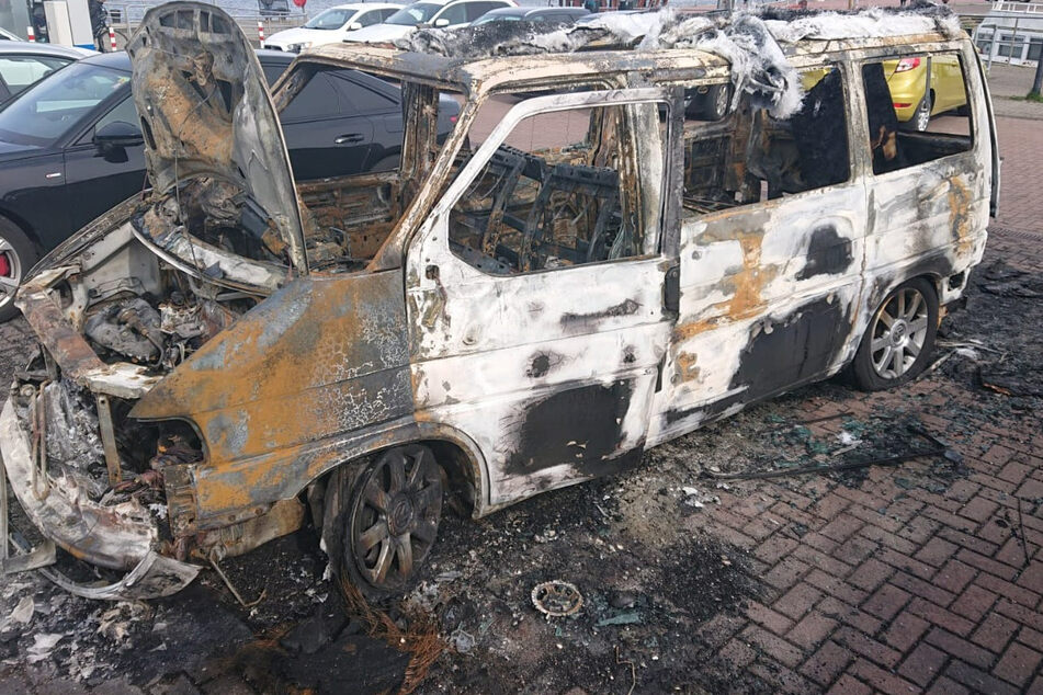 Ging plötzlich in Flammen auf und brannte aus: der am Rostocker Kabutzenhof abgestellte VW Transporter.