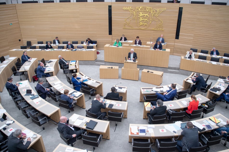 Winfried Kretschmann (Bündnis 90/Die Grünen), Ministerpräsident von Baden-Württemberg, spricht während der 118. Sitzung des 16. Landtags von Baden-Württemberg im Plenarsaal.