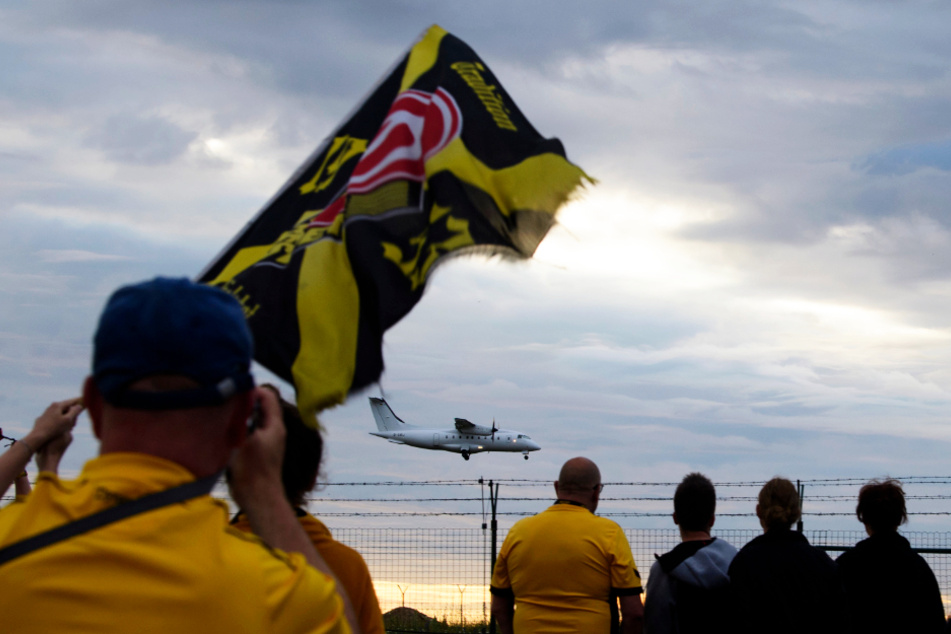 Die Fans beobachteten am Sonntagabend die Landung der Dynamos auf dem Flughafen in Klotzsche. Viele waren gekommen, um sich für den Kampf bis zur letzten Sekunden zu bedanken.