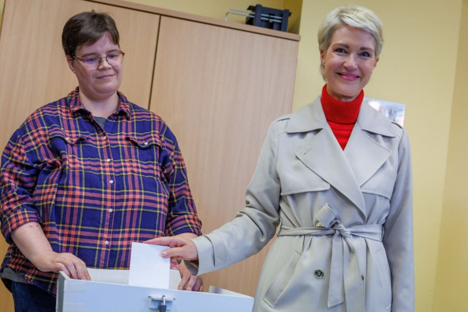 SPD-Spitzenkandidatin Manuela Schwesig (52, r.) hat in einem Wahllokal in Schwerin ihre Stimme abgegeben.