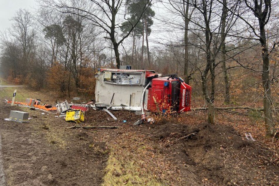 Der Feuerwehrwagen landete abseits der Landstraße im Grünstreifen.