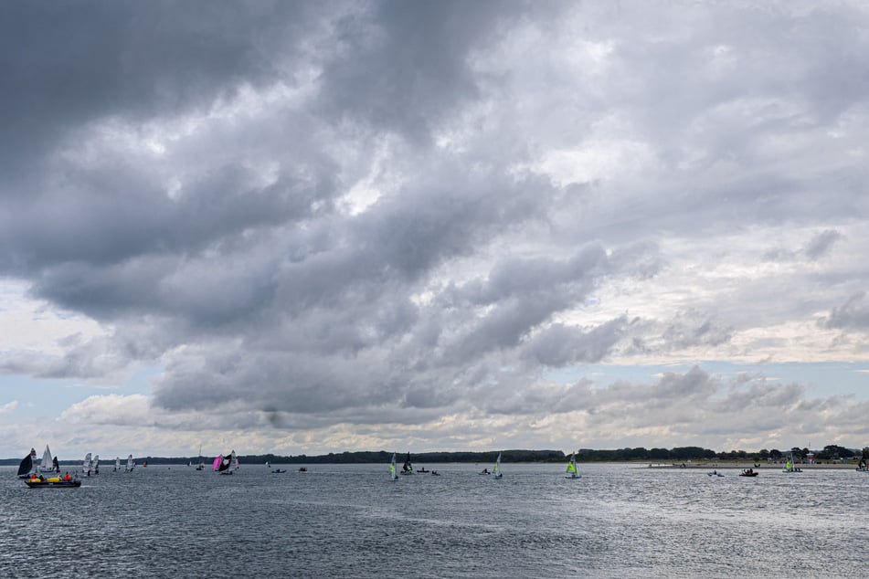 Bereits am Sonntag zogen Wolken über die Bucht von Travemünde an der Ostsee.