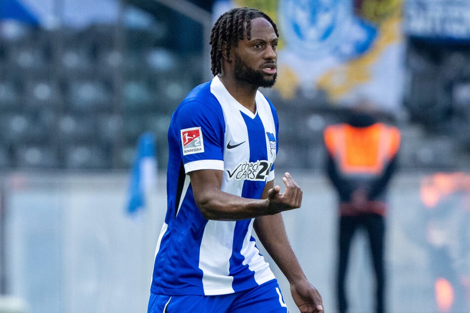 Deyovaisio Zeefuik kehrt wieder auf seine eigentliche rechte Seite zurück.