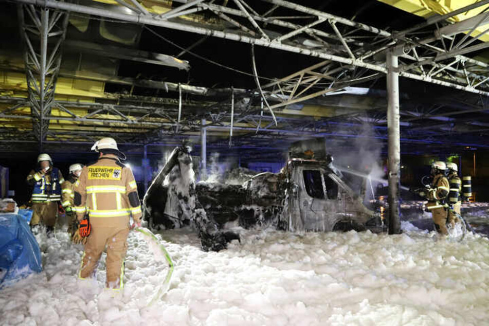 In der Nacht zu Montag ist der Reibekuchen-Truck des kürzlich verstorbenen Willi Herren (†45) vollständig ausgebrannt. Die Brandursache ist bislang unklar.