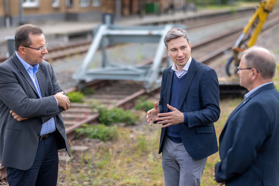 Macht alte Bahnstrecken wieder auf: Darüber sprachen in Pockau-Lengefeld (v.l.) Bürgermeister Ingolf Wappler (49, CDU), Grünen-Abgeordneter Stephan Kühn (40) und Erzgebirgsbahn-Chef Lutz Mehlhorn (58).