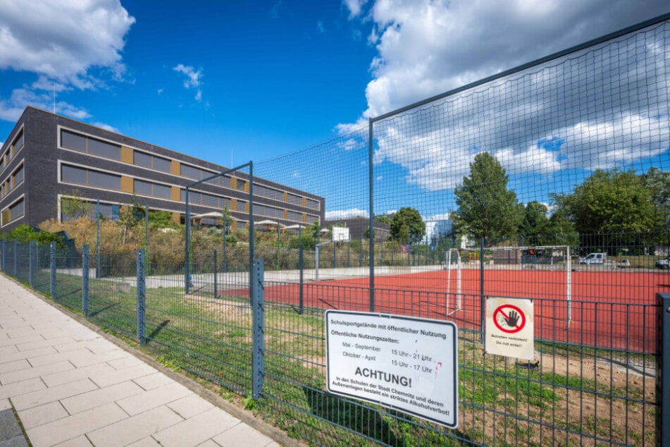 In der Jakobstraße weist ein Schild darauf hin, zu welchen Zeiten der Schulsportplatz öffentlich genutzt werden darf.