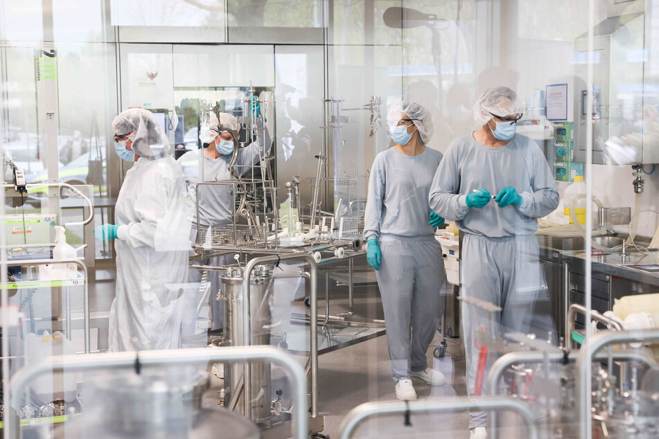 Mitarbeiterinnen und Mitarbeiter arbeiten in der Produktion des Impfstoffes Comirnaty von Biontech/Pfizer in den Produktionsstätten von Allergopharma in Reinbek.