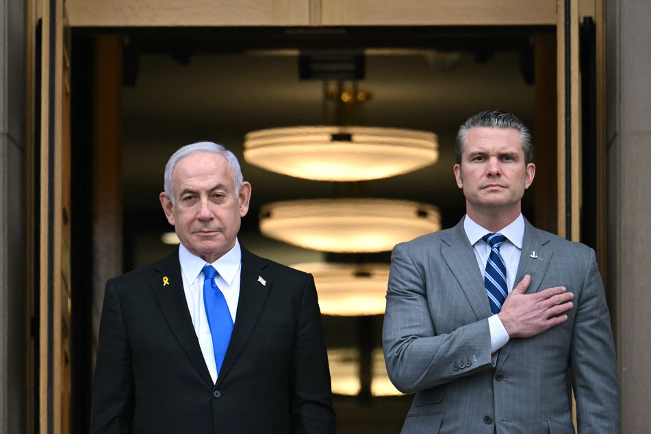 US Secretary of Defense Pete Hegseth (r.) places a hand on his heart as he welcomes Israeli Prime Minister Benjamin Netanyahu (l.) to the Pentagon in Arlington, Virginia, on Wednesday.