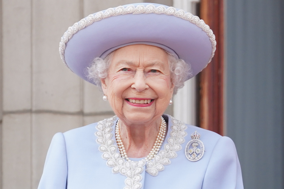 Auf Bildern der Queen (96) auf dem Balkon sieht man eindeutig, dass ihre Augen errötet sind.