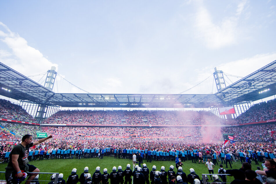 Nach dem Aus kam es zu wahnsinnigen Szenen im Kölner Stadion: Tausende Kölner Fans stürmten den Platz und feierten ihre Mannschaft.