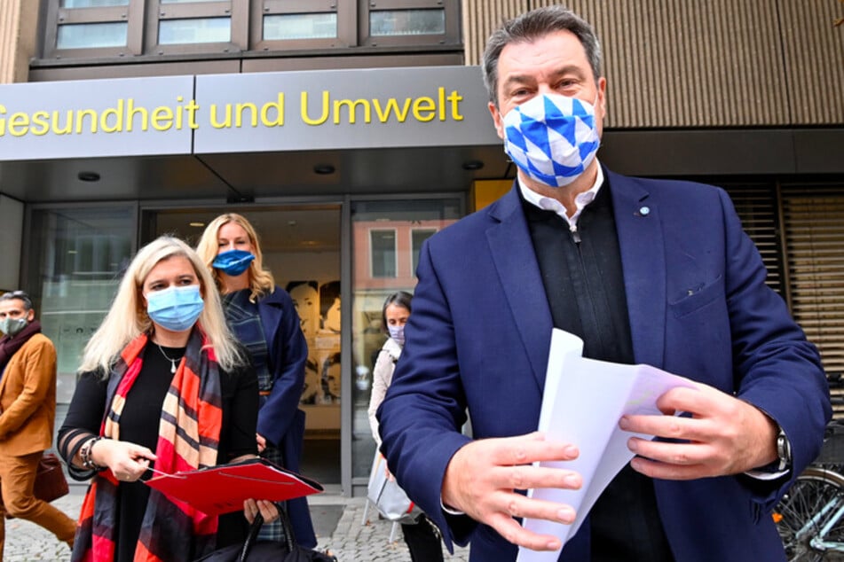 Melanie Huml (45, CSU), Staatsministerin für Gesundheit und Pflege, und Markus Söder (53, CSU), Ministerpräsident von Bayern, informieren sich über das Kontaktpersonen-Management der bayerischen Landeshauptstadt.