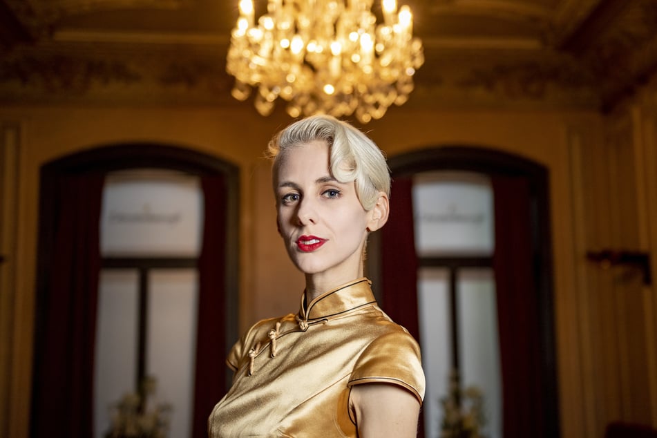 Die Veranstaltung mit Kabarettistin Lisa Eckhart (33) in der Jungen Garde findet trotz Hitze statt.