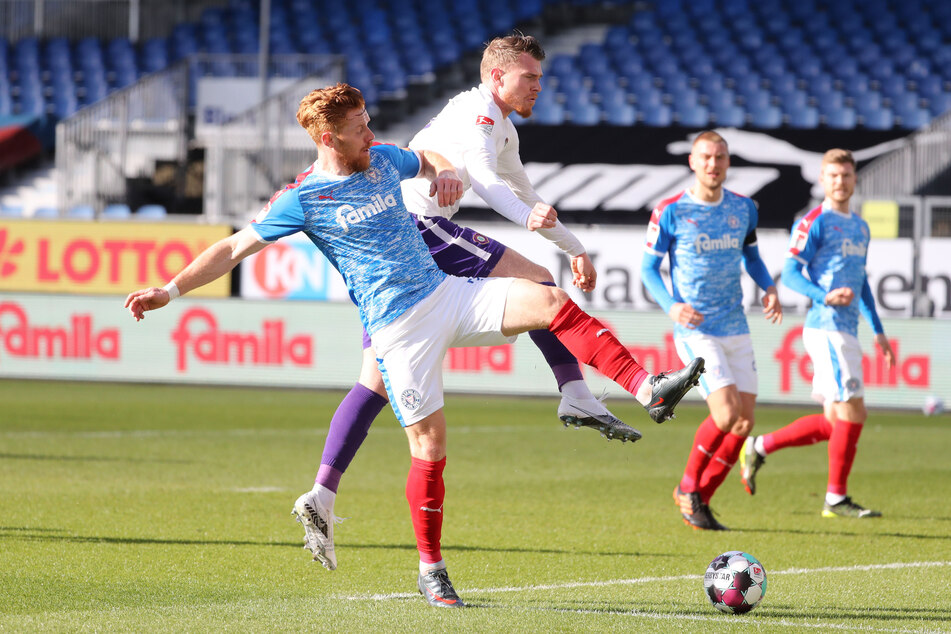 Steve Breitkreuz (29) im Zweikampf Mikkel Kirkeskov (29).