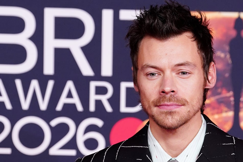 Harry Styles überrascht mit Aussage zu "Queerbaiting"-Vorwürfen - und küsst Co-Star