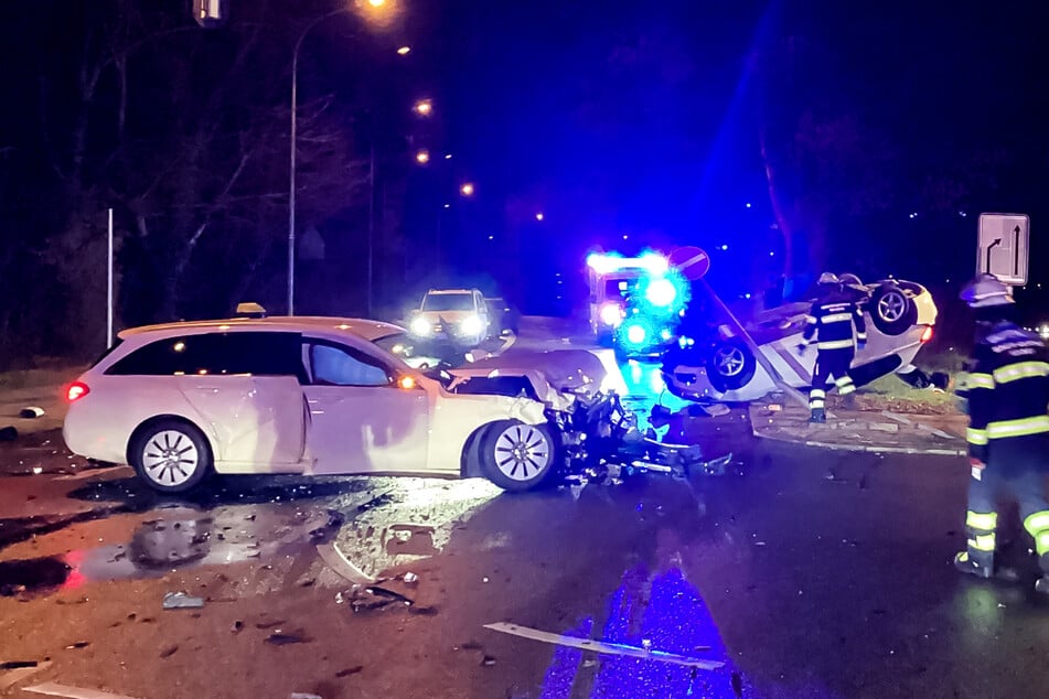 Auf einer Kreuzung war der BMW mit einem Taxi kollidiert. Die Rettungskräfte hatten alle Hände voll zu tun.