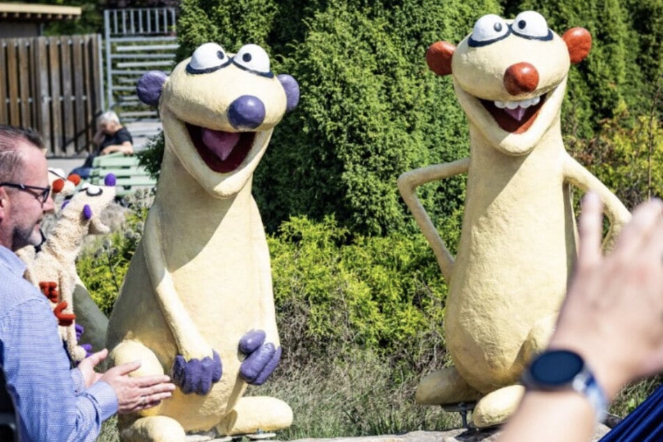 Die Figuren von Jan &amp; Henry stehen vor dem Haupteingang am Erfurter Zoopark.