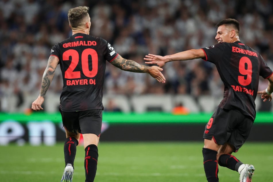 Claudio Echeverri (r.) kam erst im Sommer von Manchester City auf Leihbasis nach Leverkusen.