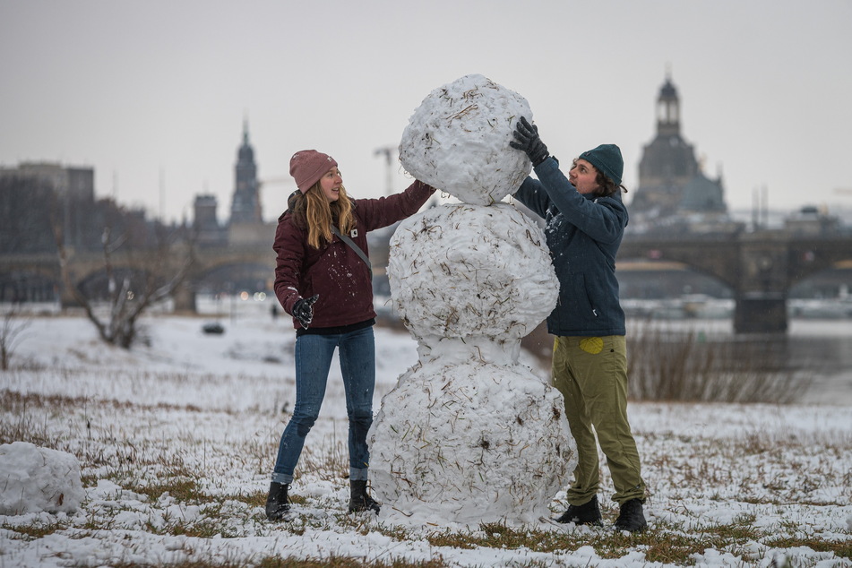 An der Elbe bauten nicht nur die Kleinen Schneemänner.