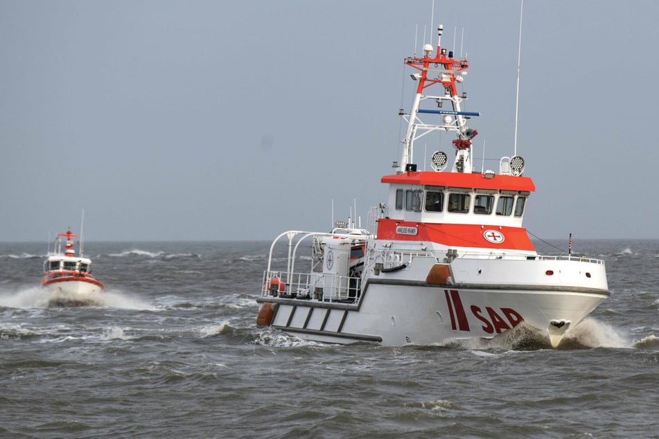 Zehn Menschen an Bord: Brand auf Schiff in der Ostsee ausgebrochen