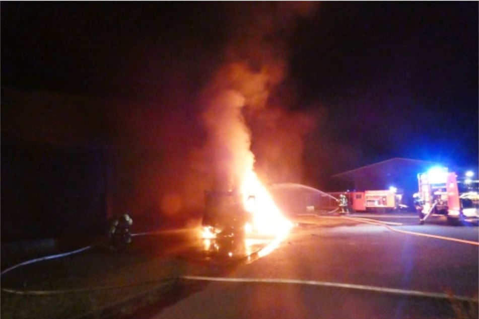 Der Wagen geriet in Vollbrand und war nicht mehr zu retten.