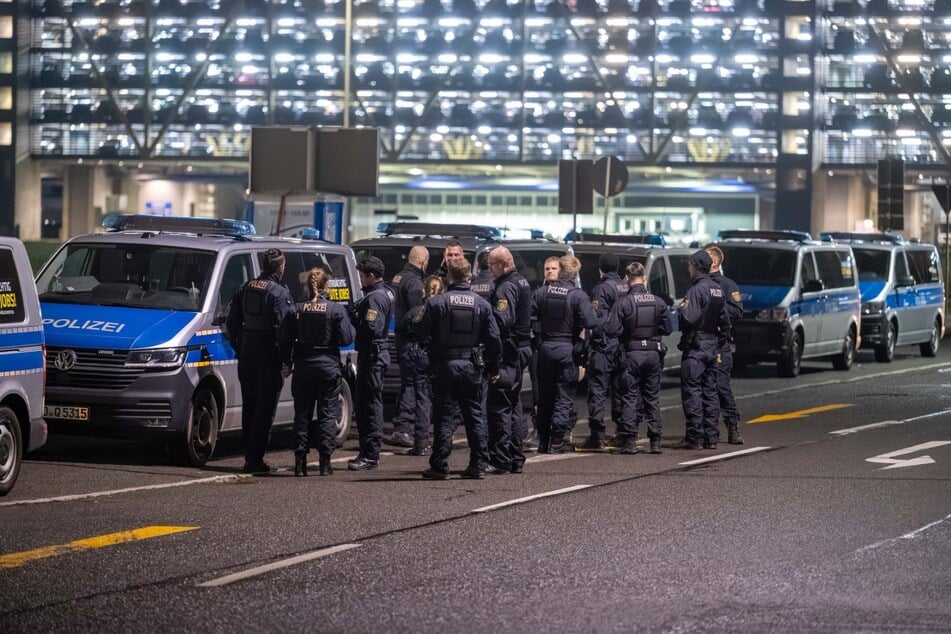 Zahlreiche Einsatzkräfte suchten bereits in der Nacht das Gelände ab.