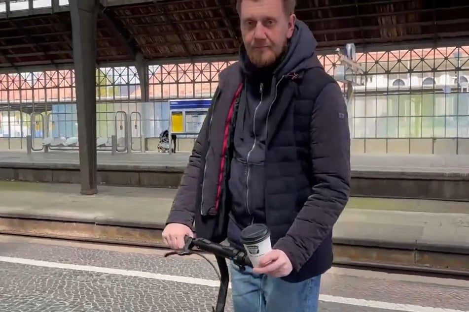 So elegant fährt Ministerpräsident Michael Kretschmer (48, CDU) auf einem Roller durch den Bahnhof.