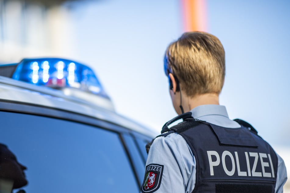 Ein 21-jähriger Mann hat in Mönchengladbach einen Polizisten mit einem Hammer attackiert. (Symbolbild)