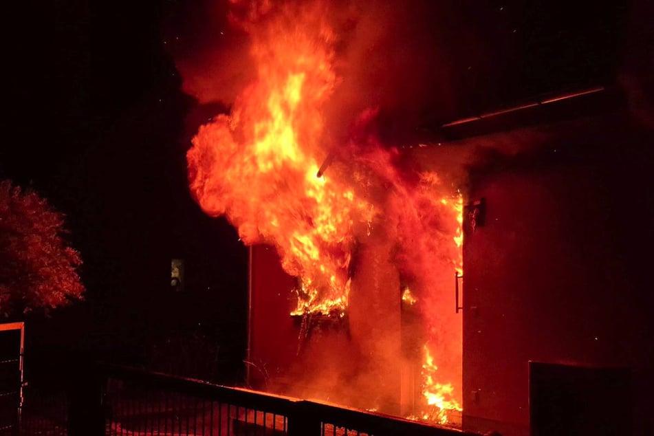 Den Brandbekämpfern schlugen Flammen aus den Fenstern und dem Dach entgegen.