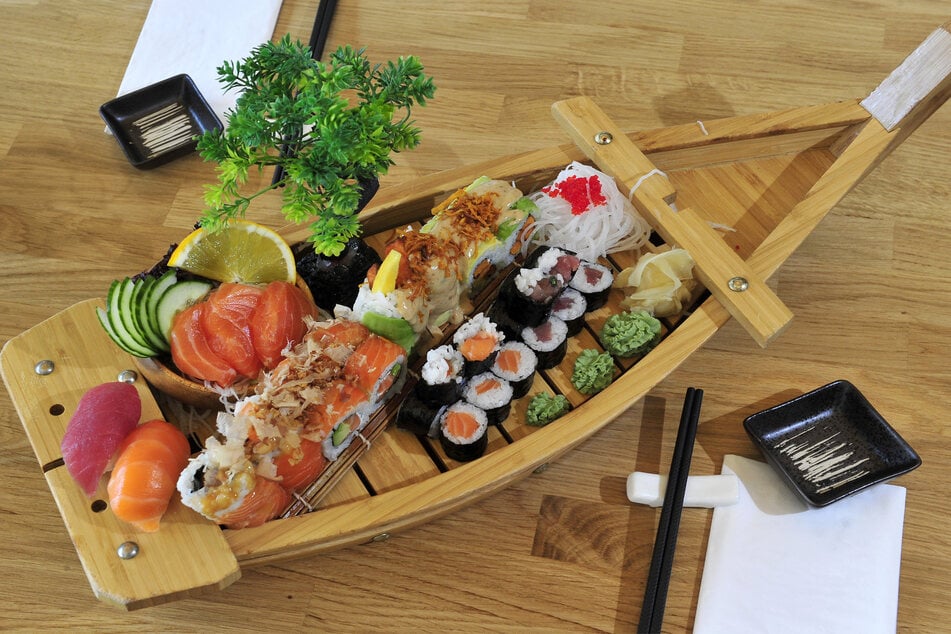 Der Sushi-Teller wird mit Sushi-Variationen aus Fleisch, Fisch und in vegetarischer Form serviert.