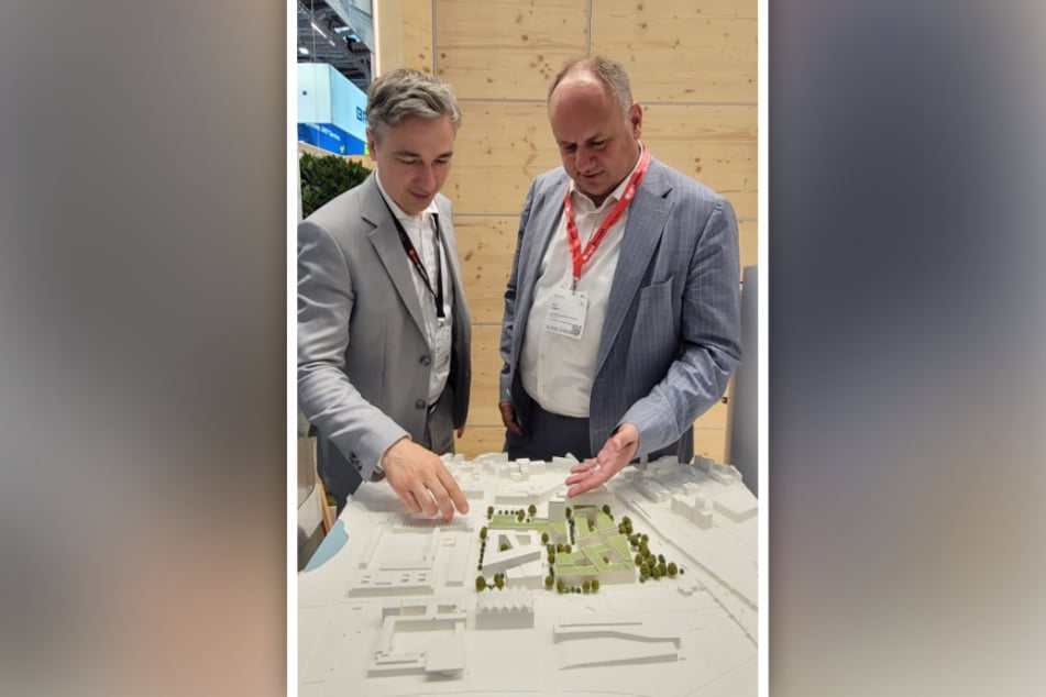 Baubürgermeister Stephan Kühn (47, Grüne, l.) und OB Dirk Hilbert (54, FDP) werben auf der Fachmesse um Investoren.