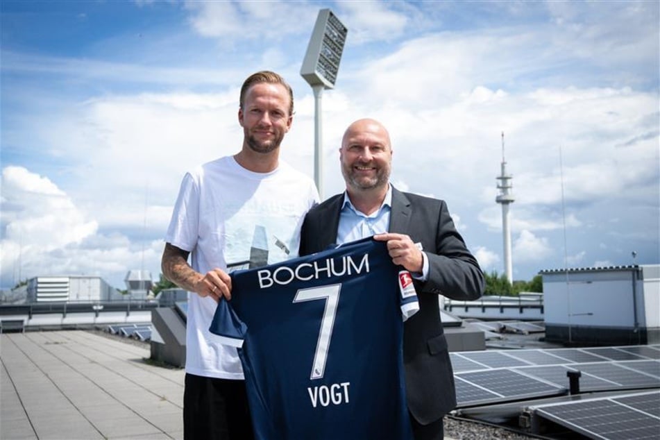VfL-Geschäftsführer Dirk Dufner (57, r.) mit Rückkehrer Kevin Vogt (33).