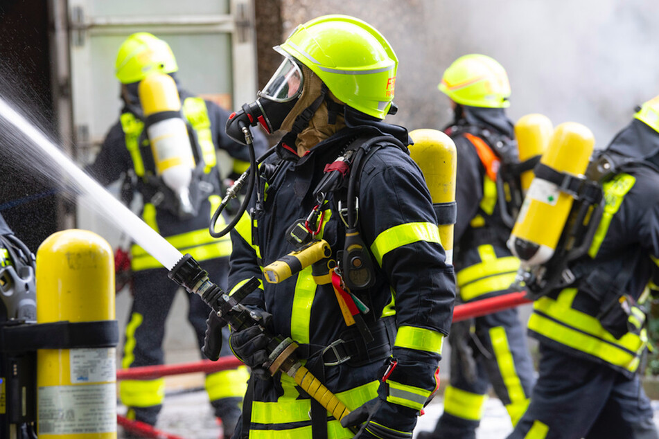 Beim Eintreffen der Feuerwehr stand die Wohnung schon völlig in Flammen. (Symbolbild)