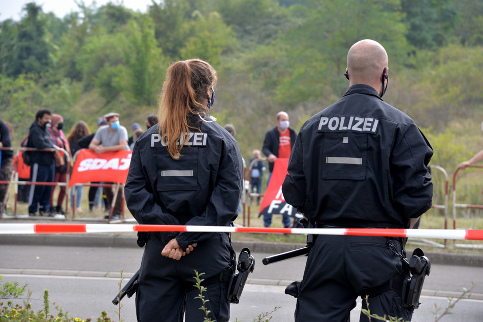 Eine Polizistin und ein Polizist in Rheinland-Pfalz.