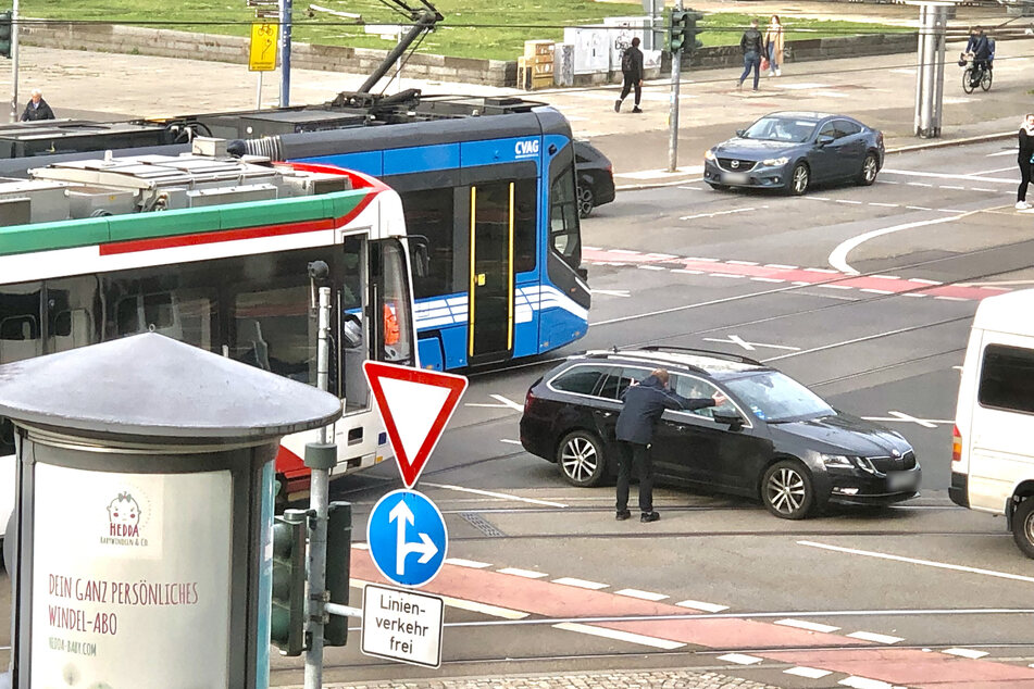 Frust und Stress nachmittags auf der Kreuzung: Ein Fahrer der City-Bahn diskutiert mit einem Autofahrer, der gerade die Kreuzung blockiert.