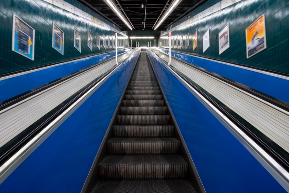 Ein Mann stürzte an einer Rolltreppe in München und verletzte sich dabei am Kopf. (Symbolbild)