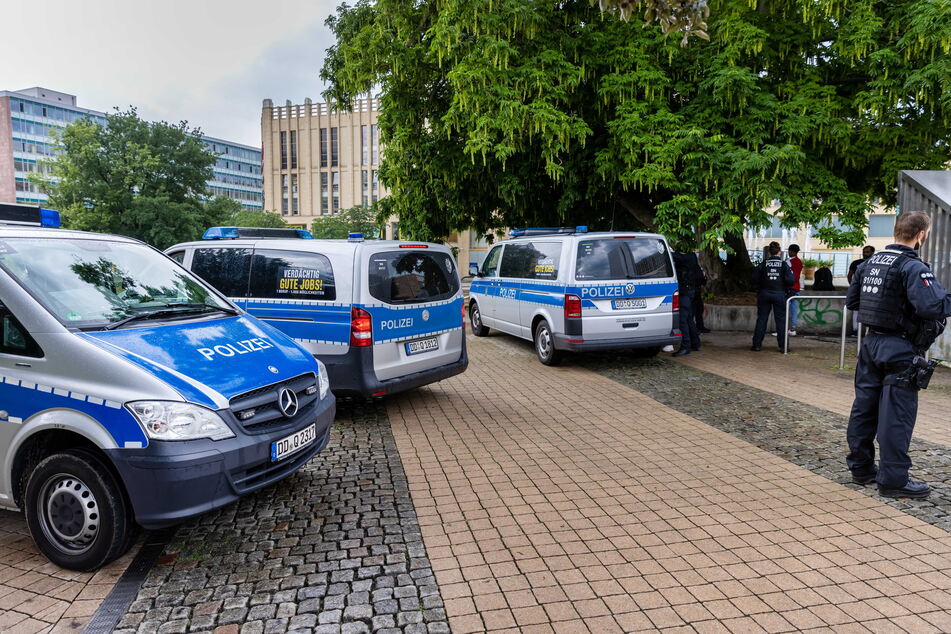 Ein Jugendlicher hatte die Angreifer bis in den Stadthallenpark verfolgt. Dort ging das Trio dann auf ihn los. Er wurde verletzt. (Archivbild)