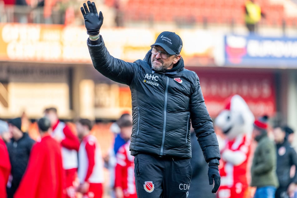 Die Mannschaft von FCE-Coach Claus-Dieter Wollitz (59) holte sich in Sandhausen einen wichtigen Dreier und nutzte die Ausrutscher der Aufstiegskonkurrenz.