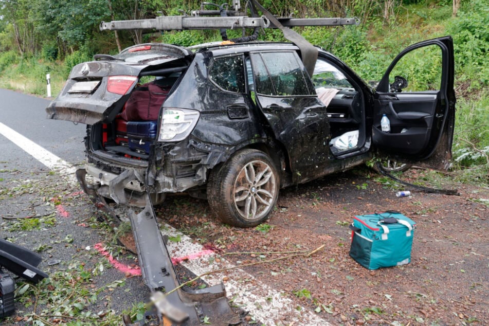 Unfall A72: Tödlicher Unfall auf A72 bei Chemnitz: BMW fährt auf Böschung und kracht in Lärmschutz