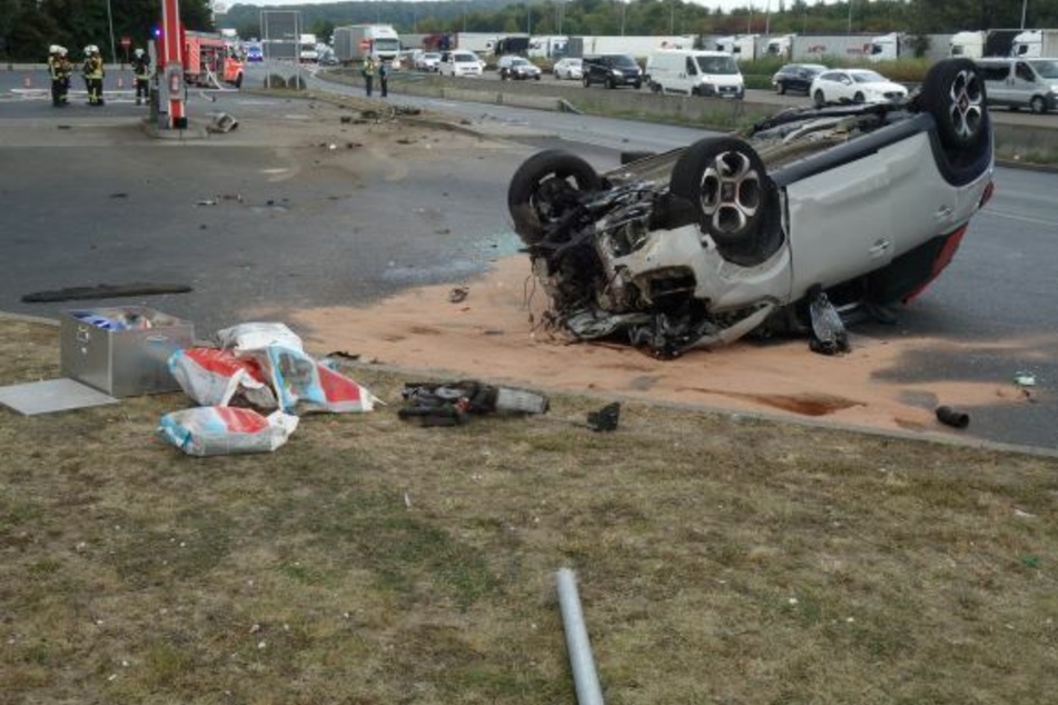 Der Citroen kam auf dem Dach zum Liegen, die drei Insassen wurden bei dem Crash verletzt.