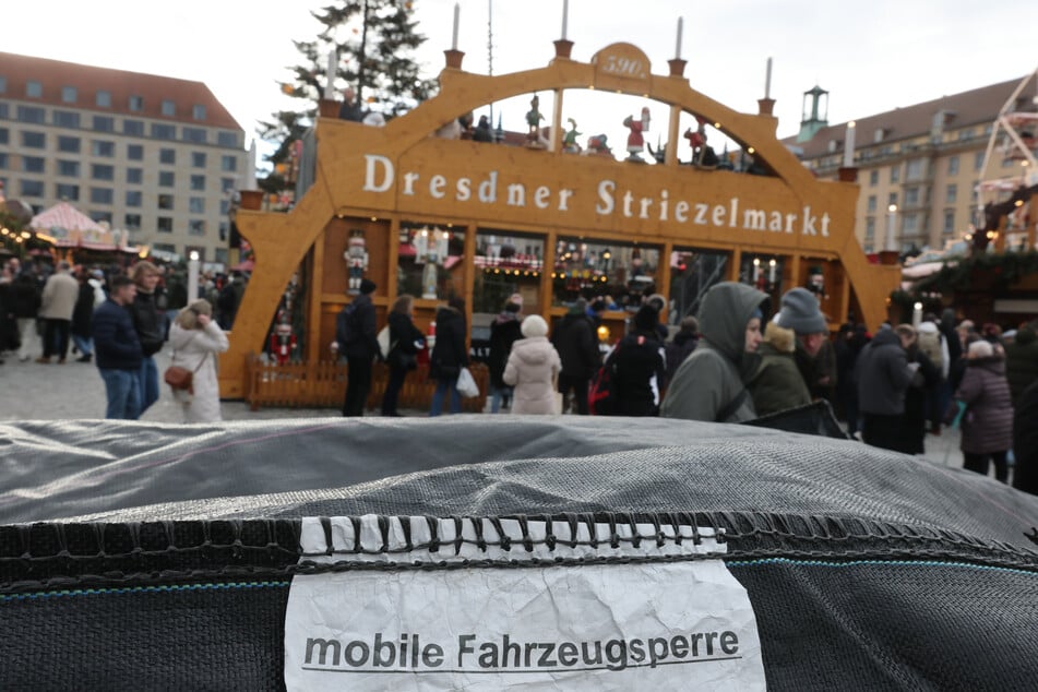 Mobile Fahrzeugsperren stehen vor dem Striezelmarkt: Die Stadt hat die Schutzmaßnahmen für Besucherinnen und Besucher von Dresdner Weihnachtsmärkten hochgefahren.