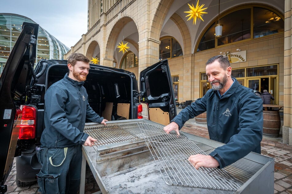 Turm-Brauhaus-Chef André Donath (59, r.) und Braumeister Simon Grübler (33) laden für den 18. Januar einen Holzkohlegrill aus dem Transporter.