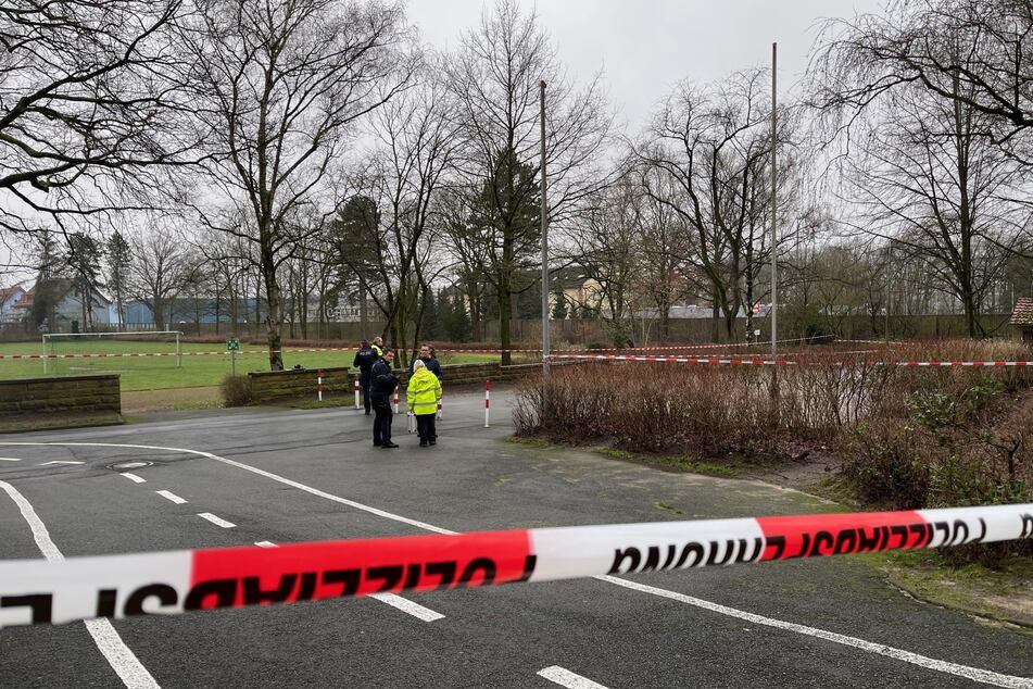 Die Polizei hatte das Schulgelände an der Wilhelm-Thielke-Straße nach dem Fund des Säuglings großräumig abgesperrt.