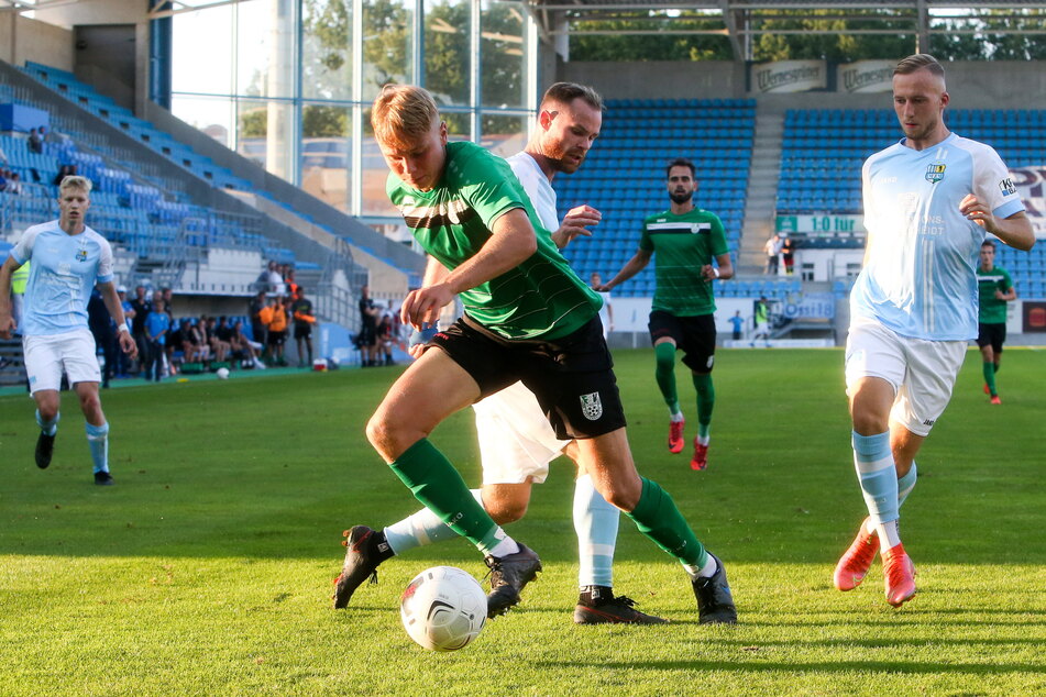 Tobias Müller (28, hinten), im Zweikampf mit dem Fürstenwalder Kilian Pascal Zaruba, freute sich über den Sieg, monierte aber, dass es seinem CFC nicht gelang, einen zweiten Treffer nachzulegen.