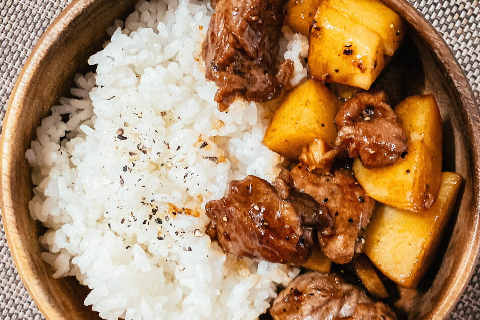 It's not hard to cook lovely, fluffy rice. You don't need a rice cooker either!