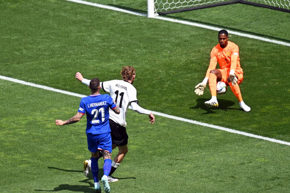 Nick Woltemade (2.v.l.) hätte Deutschland früh in Führung bringen können.