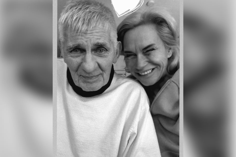 Heinz Hoenig (74) und Ehefrau Annika (41) teilten die großartigen News mit ihren Fans auf Instagram.