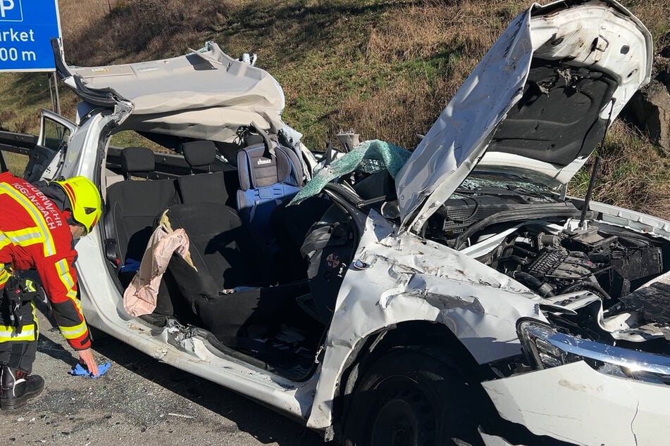 Die Feuerwehr musste beteiligte Autos mit schwerem Gerät aufschneiden.