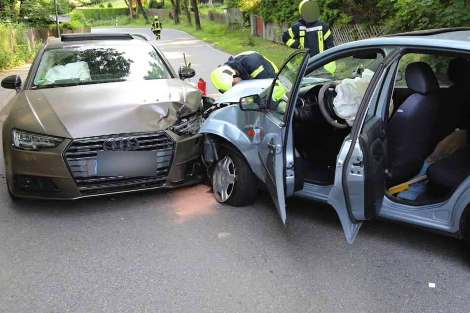 Frontalcrash im Erzgebirge: Ford kracht mit Audi zusammen, Straße gesperrt